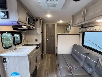 2023 Coachmen RV Catalina Summit Series 7 photo 9