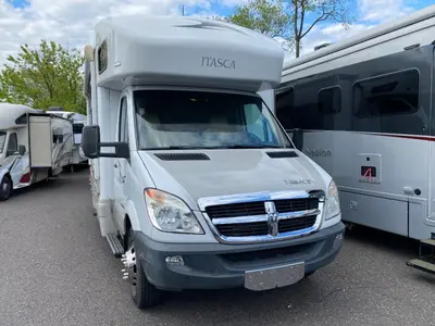 2010 Winnebago Navion photo 2