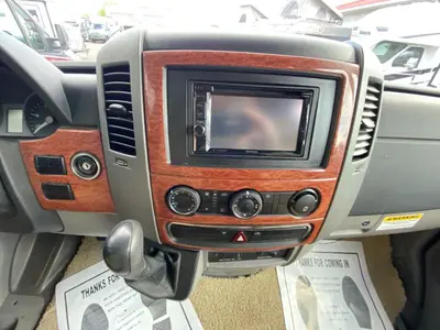 2010 Winnebago Navion photo 36