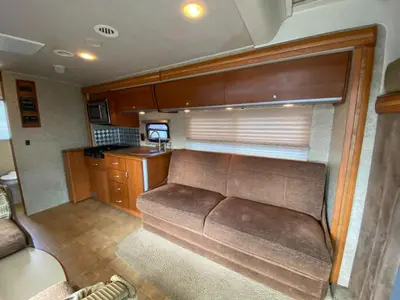 2010 Winnebago Navion photo 12