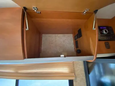 2010 Winnebago Navion photo 18
