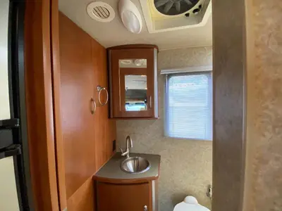 2010 Winnebago Navion photo 26