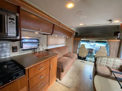 2010 Winnebago Navion photo 32