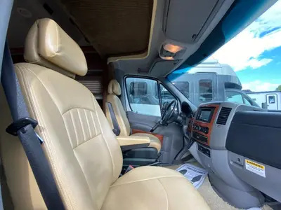 2010 Winnebago Navion photo 38