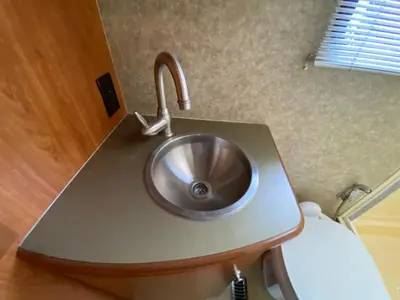 2010 Winnebago Navion photo 27