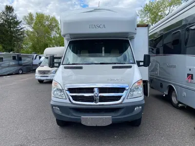 2010 Winnebago Navion photo 3
