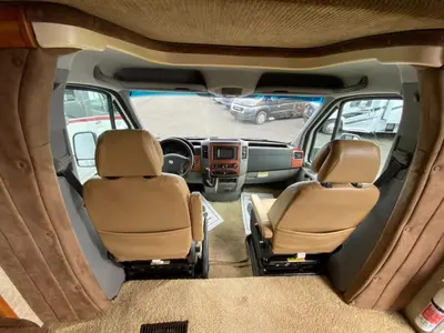 2010 Winnebago Navion photo 35