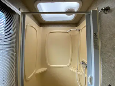 2010 Winnebago Navion photo 28