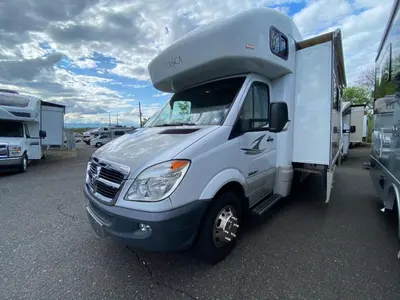 2010 Winnebago Navion photo 4