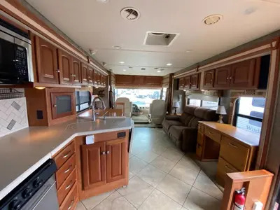 2014 Winnebago Adventurer photo 48