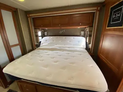 2014 Winnebago Adventurer photo 40