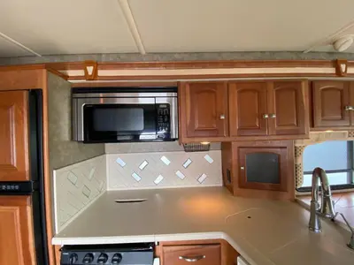 2014 Winnebago Adventurer photo 24