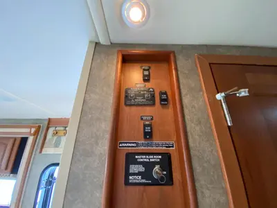 2014 Winnebago Adventurer photo 29