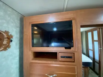 2014 Winnebago Adventurer photo 38