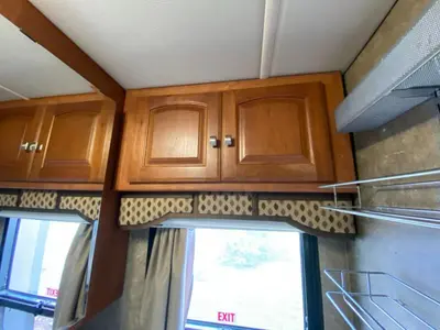 2014 Winnebago Adventurer photo 47