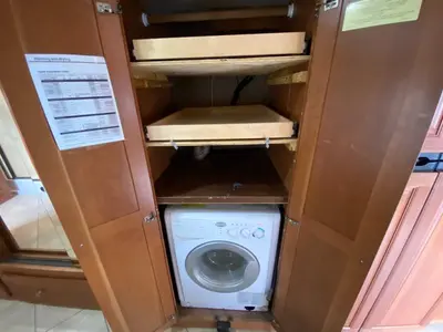 2014 Winnebago Adventurer photo 32