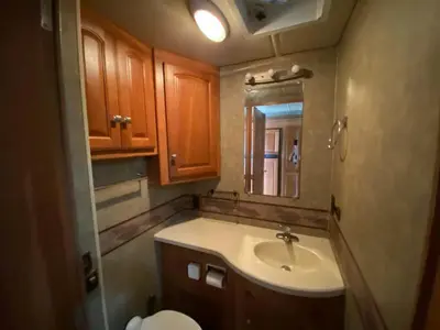 2014 Winnebago Adventurer photo 33