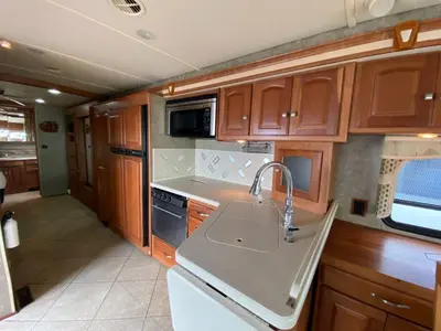 2014 Winnebago Adventurer photo 23
