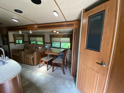2017 CrossRoads RV Sunset Trail Grand Reserve photo 9