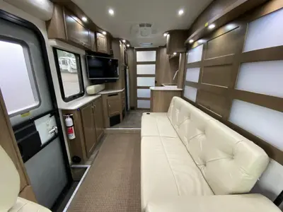 2019 Pleasure-Way Plateau XLMB photo 12