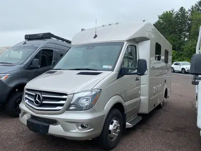 2019 Pleasure-Way Plateau XLMB photo 2
