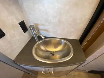 2019 Winnebago Navion photo 37