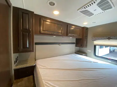 2020 Thor Motor Coach Hurricane photo 44