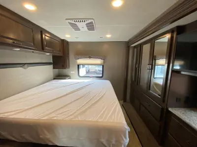 2020 Thor Motor Coach Hurricane photo 38