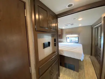 2020 Thor Motor Coach Hurricane photo 35