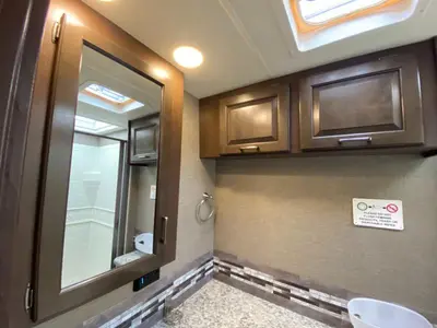 2020 Thor Motor Coach Hurricane photo 46
