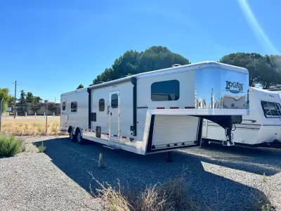 2020 LOGAN COACH ULTIMATE SPORTS HAULER photo 2