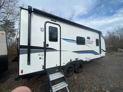 2025 Coachmen RV Freedom Express Select photo 8