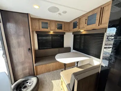 2025 Coachmen RV Freedom Express Select photo 36