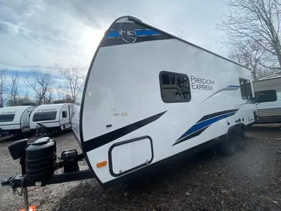 2025 Coachmen RV Freedom Express Select photo 4