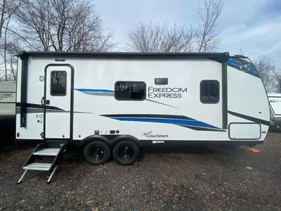 2025 Coachmen RV Freedom Express Select photo 9