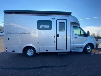 2025 Pleasure-Way Plateau XLRB photo 11