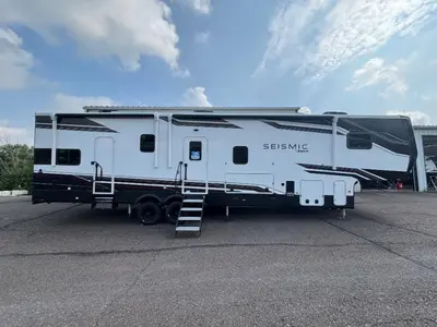 New 2026 Jayco Seismic 359
