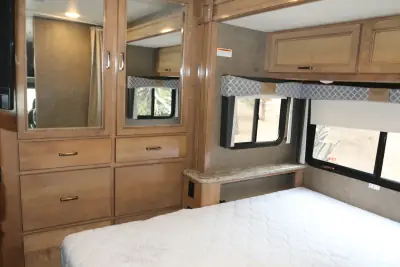 2020 THOR MOTOR COACH QUANTUM photo 3