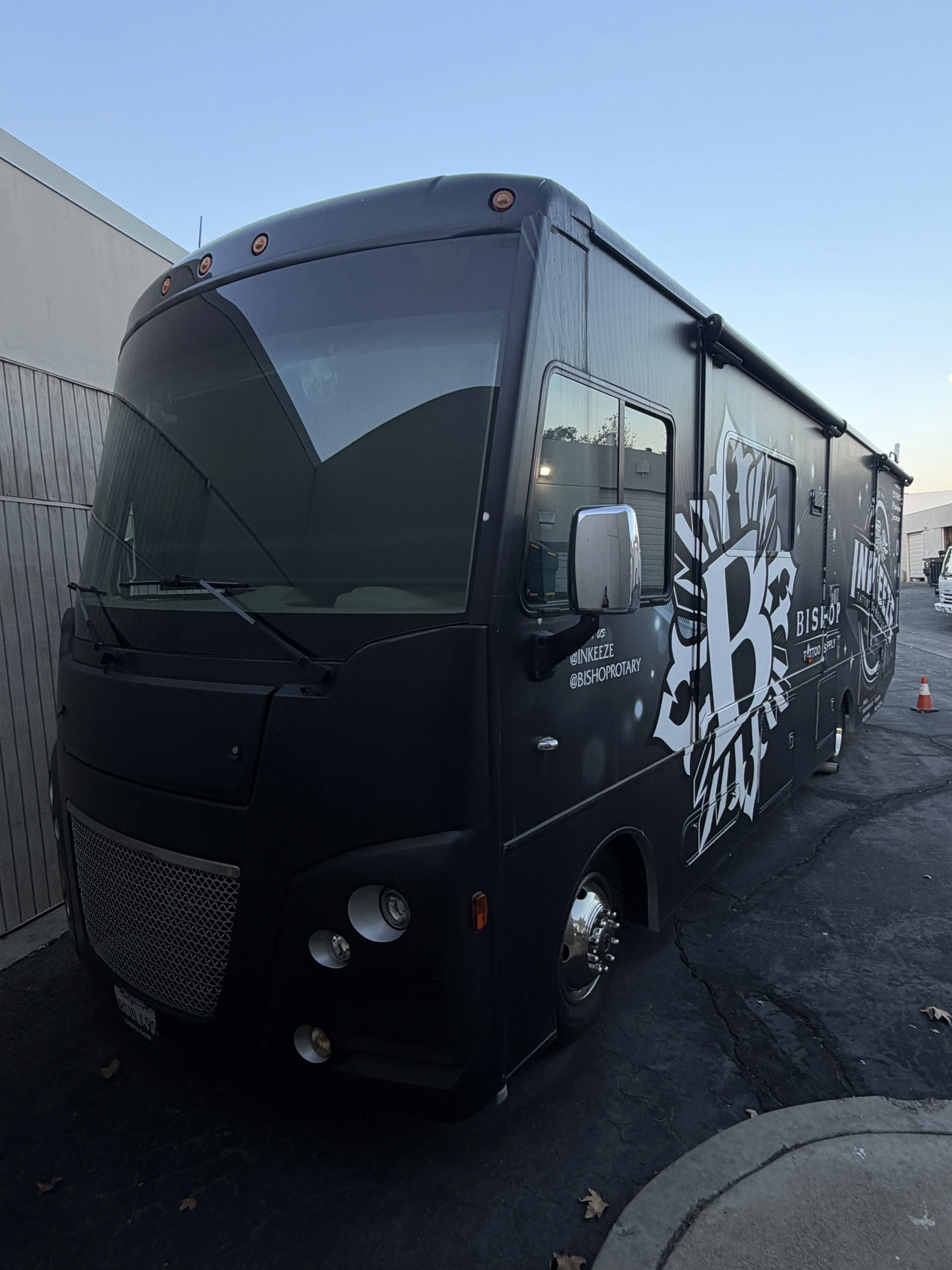 2020 WINNEBAGO ADVENTURER exterior