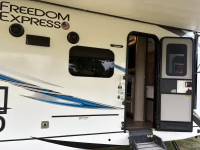 2021 COACHMEN FREEDOM EXPRESS LIBERTY EDITION photo 2