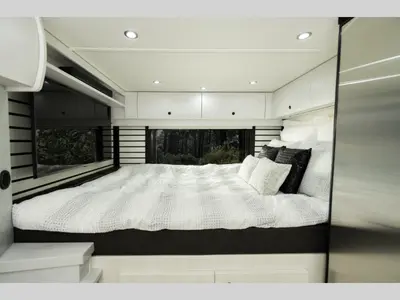 2027 Pleasure-Way Plateau XLRB photo 4