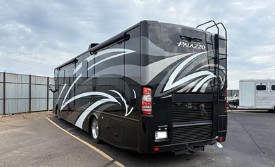 2019 THOR MOTOR COACH PALAZZO photo 2