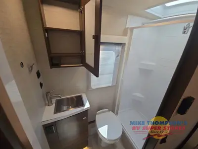 2021 Winnebago Navion photo 37