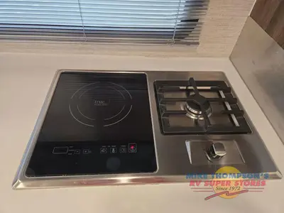 2021 Winnebago Navion photo 29