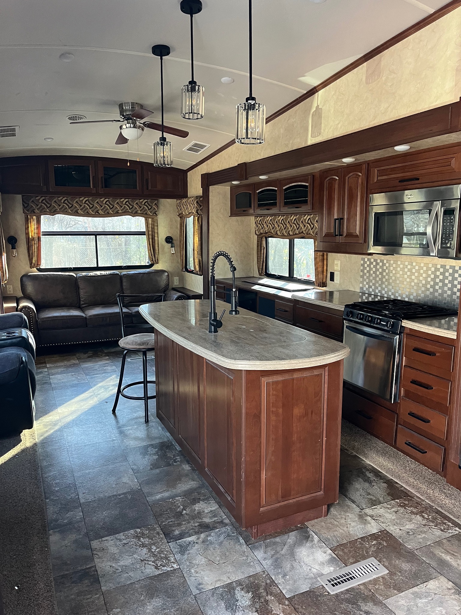 2015 FOREST RIVER CEDAR CREEK HATHAWAY exterior