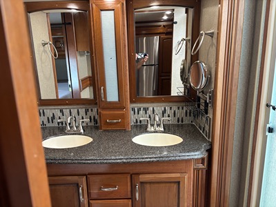 2019 HOLIDAY RAMBLER NAVIGATOR photo 6