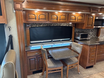 2019 HOLIDAY RAMBLER NAVIGATOR photo 3