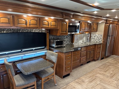 2019 HOLIDAY RAMBLER NAVIGATOR photo 2