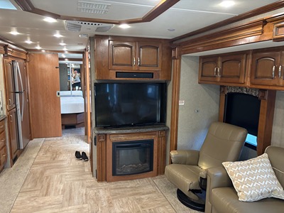 2019 HOLIDAY RAMBLER NAVIGATOR photo 4