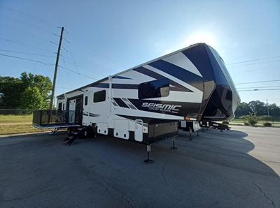 2023 JAYCO SEISMIC LUXURY SERIES photo 2
